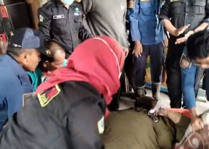 Dramatis! Damkar Gresik Berjibaku Evakuasi Wanita Obesitas 400 Kilogram yang Pingsan