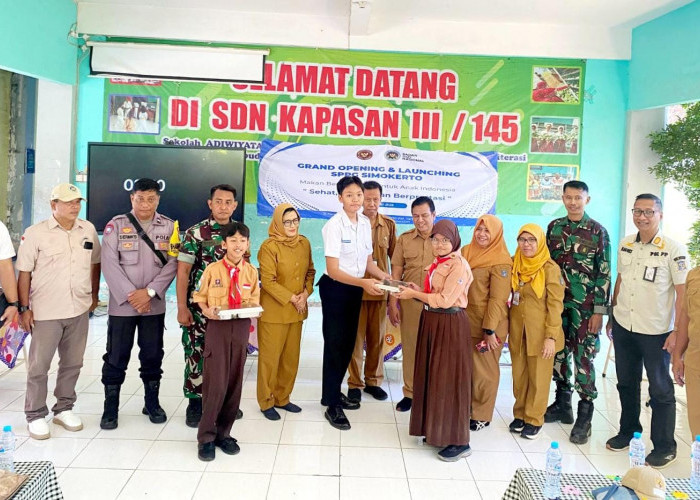 Wujudkan Generasi Emas, Polsek Simokerto Kawal Launching Program MBG di SDN Kapasan 3 dan SMPN 41