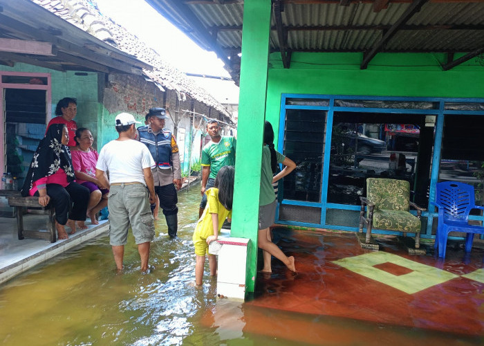 Polisi Salurkan Bantuan Sembako untuk Korban Banjir di Dodokan Tanjungsari Taman