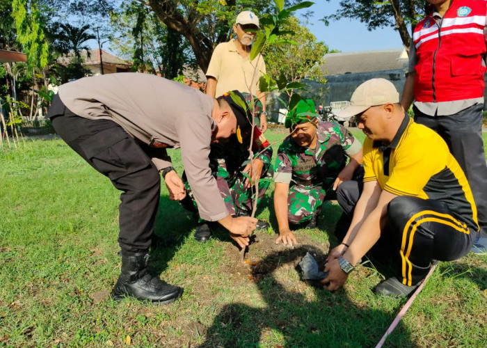 Polsek Wonocolo dan 3 Pilar Gelar Penanaman Pohon di Taman Jemurandayani
