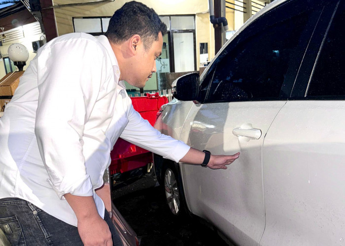 Gerombolan Remaja Bermotor Rusak Mobil Pasutri di Ngagel Jaya Selatan