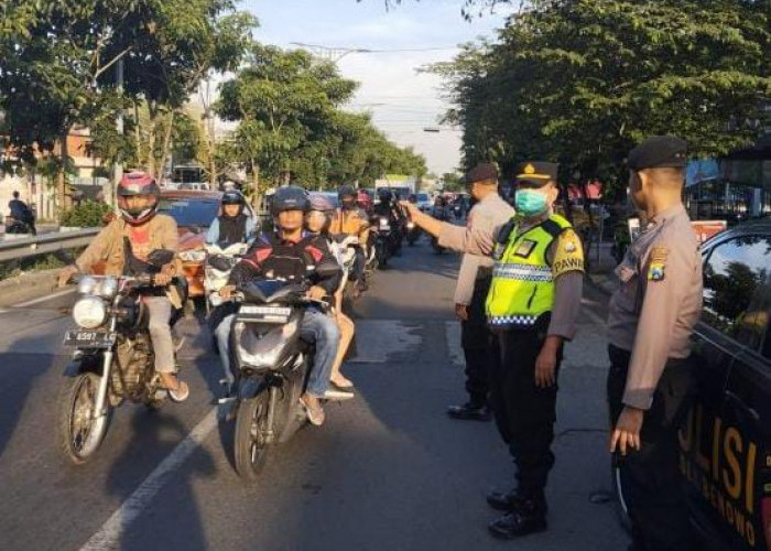 Polsek Benowo  Patroli Takjil Ciptakan Keamanan dan Kelancaran Lalu Lintas