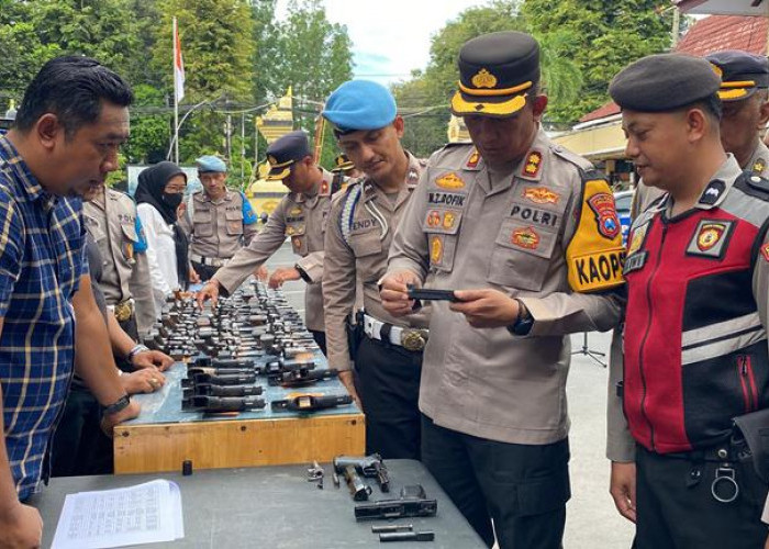 Cegah Penyalahgunaan, Kapolres Lumajang Periksa Senpi Anggota