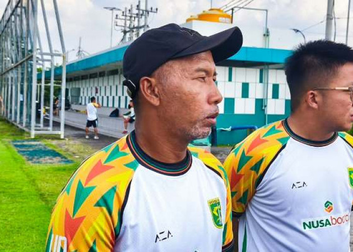 Uston Nawawi Prioritaskan Kekompakan Tim di Masa Transisi Persebaya