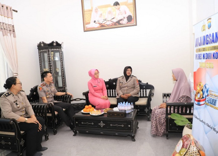 Anjangsana Hari Bhayangkara ke-80, Kapolres Kediri Kota Hadir Menguatkan Anggota yang  Sakit