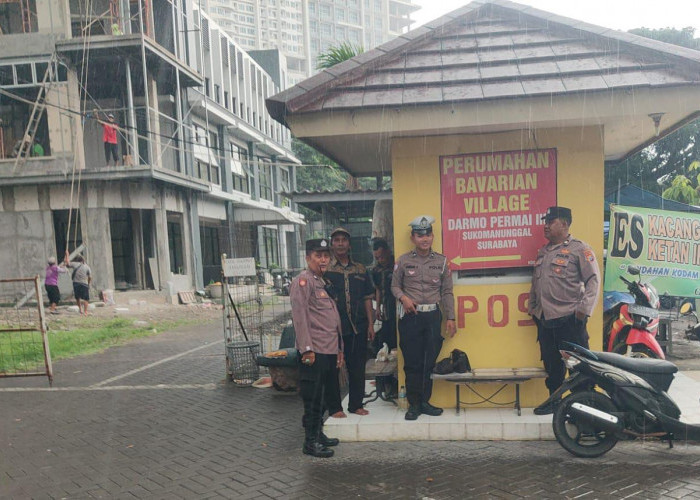 Polsek Sukomanunggal Gencarkan Patroli Dialogis, Jaga Kondusifitas Wilayah di Tengah Guyuran Hujan