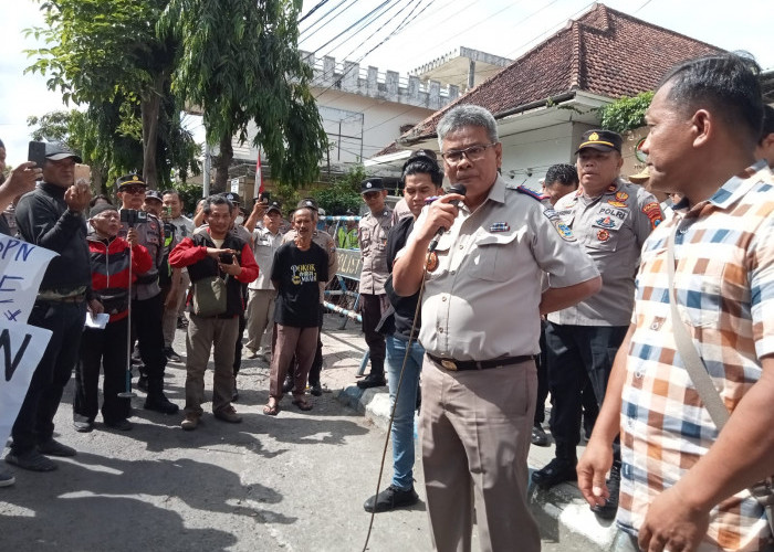 Kakantah ATR/BPN Tulungagung Temui Pendemo, Minta Masyarakat Memproses Langsung Permohonan Tanpa Perantara