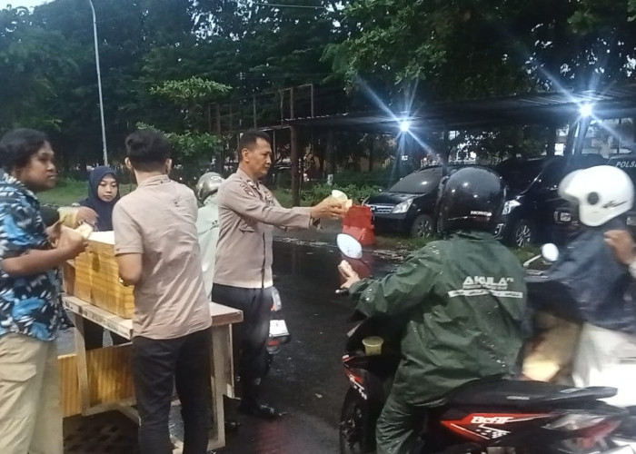 Polsek Waru Berbagi Takjil Gratis, Pererat Silaturahmi dengan Masyarakat