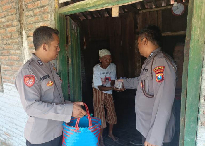 Jumat Berkah, Polsek Jatikalen Bagikan Nasi Bungkus untuk Warga Sekitar