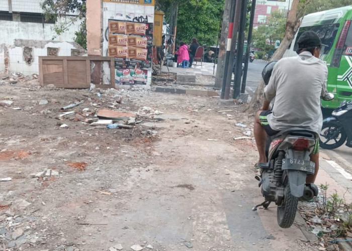 Warga Keluhkan Dampak Perobohan Bangunan Eks Resto Viva di Kedungdoro
