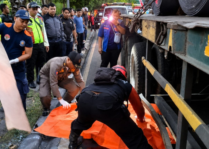Nyalip Truk di Jalan Perak Timur, Pemotor Asal Lamongan Tewas Terlindas Trailer