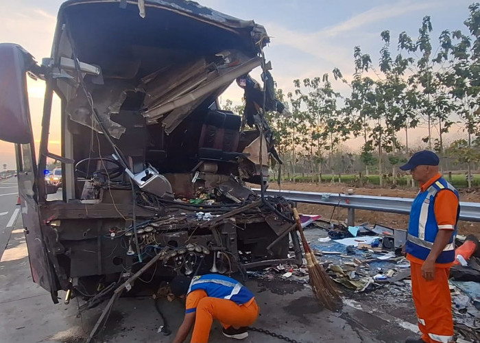 Bus Rombongan Family Gathering Tabrak Truk di Tol Ngawi, Tiga Orang Tewas
