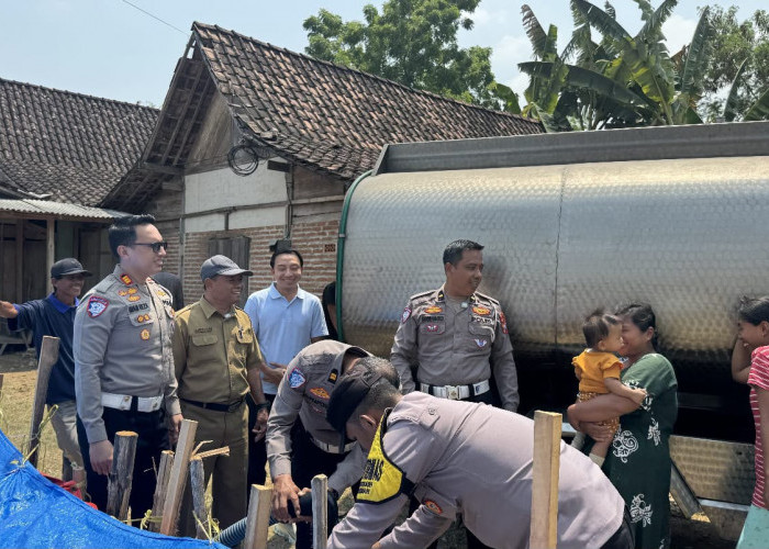 Salurkan Bantuan Air Bersih, Satlantas Polres Ngawi Gelar Program SABER di Desa Gunungsari Kasreman