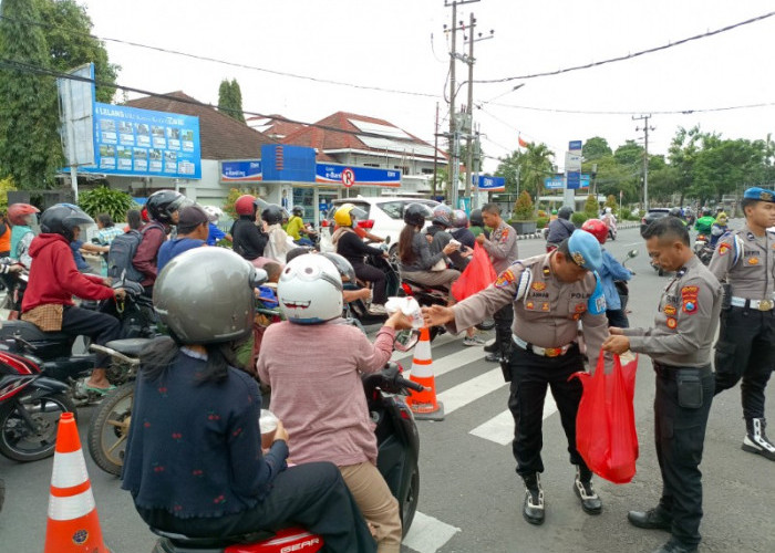 Selama Ramadan, Polres Kediri Kota Rutin Bagikan Takjil Gratis Depan Mako