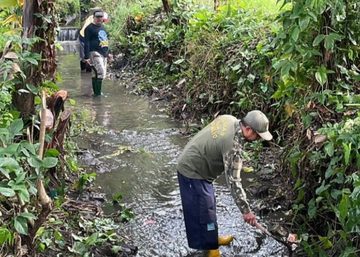 Tiga Pilar Kelurahan Jatimulyo Cegah Banjir dengan Kerja Bakti Bersama