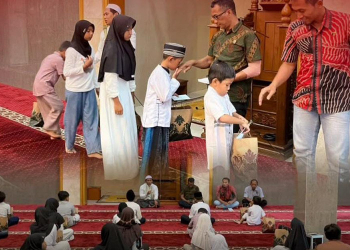 Satreskrim Polres Bojonegoro Beri Santunan Anak Yatim di Masjid Al Ikhlas