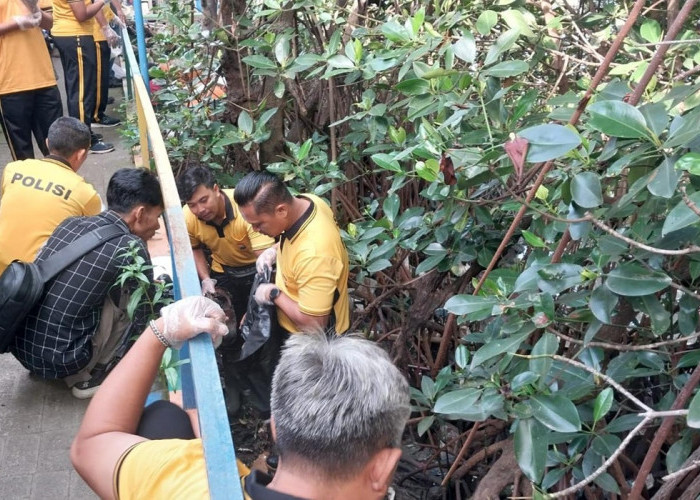 Sambut Hari Bumi 2026 Polsek Asemrowo Bersihkan Kampung Warna Warni Tambat Labuh Shontoh Laut Surabaya