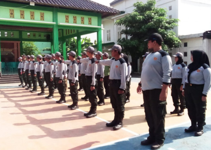 Bhabinkamtibmas dan Babinsa Dander Beri Pelatihan Baris Berbaris kepada Linmas