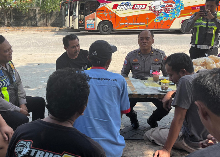 Cangkrukan Bareng Crew Bus, Satlantas Polres Bojonegoro Ajak Tertib Berkendara