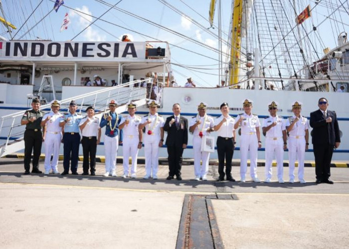 KRI Bima Suci Sandar di Singapura dalam Pelayaran Muhibah Diplomasi Taruna AAL