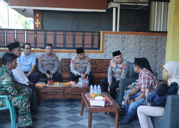Wujud Nyata Kepedulian Polri, Wakapolda Jatim dan Kapolres Gresik Takziah ke Keluarga Kusaeni