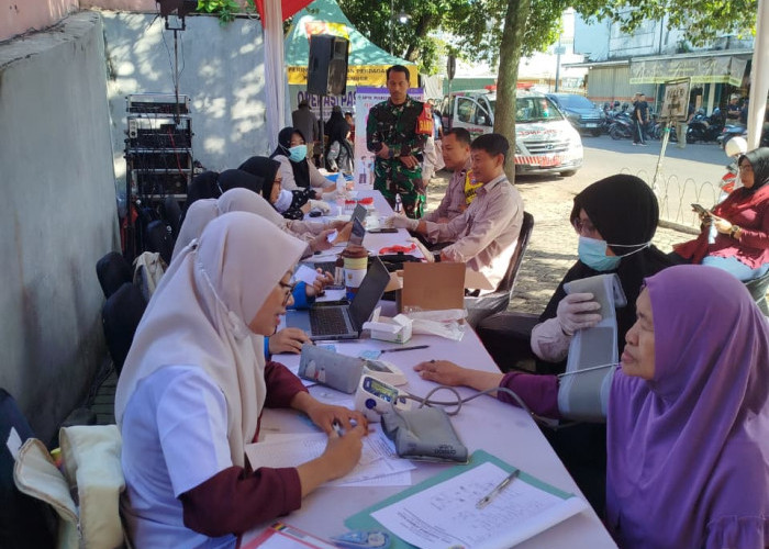 Sentuhan Humanis Satpol PP Jember di Pasar Tanjung, Mulai Bersih-bersih Sampah hingga Cek Kesehatan Gratis