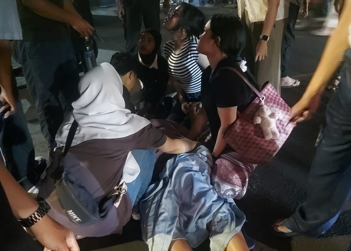 Pasutri Pengendara Stylo Standing Usai Tabrak Gran Max di Jalan Tunjungan
