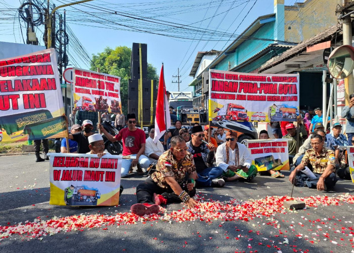 Aktivis Tutup Akses Jalan Raya, Desak Walikota Pasuruan Alihkan Truk Besar dari Jalur Maut Gadingrejo