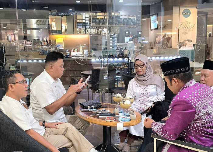 Jajaran pimpinan SKH Memorandum bersama Ketua FK Patuh Ahmad Bajuri tampak santai namun serius, berbincang sambil mengevaluasi jalannya pembukaan pameran—membahas capaian sekaligus memastikan gelaran berjalan sesuai harapan.