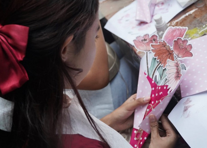 Alumni UK Petra Surabaya Sulap Make Up Kedaluwarsa Jadi Karya Seni, Angkat Isu Limbah Kecantikan