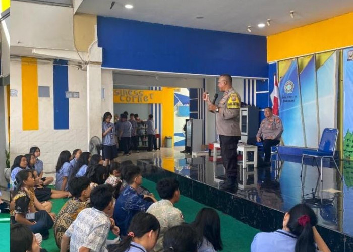 Hadir di MPLS SMA YPPI-II, Kapolsek Simokerto Edukasi Pelajar Bahaya Narkoba hingga Bullying