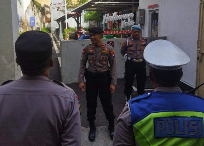 Pastikan Aksi Unjuk Rasa Berjalan Kondusif, Polsek Bubutan Terjunkan Personel Gabungan di Jembatan Merah