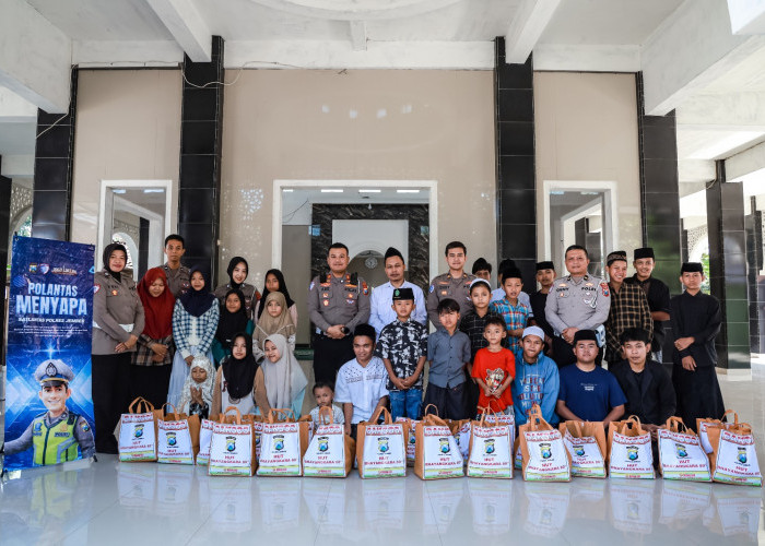 Satlantas Polres Jember Salurkan Sembako dan Edukasi Tertib Lalu Lintas di Panti Asuhan Mambaul Ulum