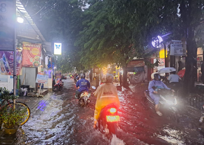 Hujan Deras, Banjir Rendam Beberapa Titik di Surabaya