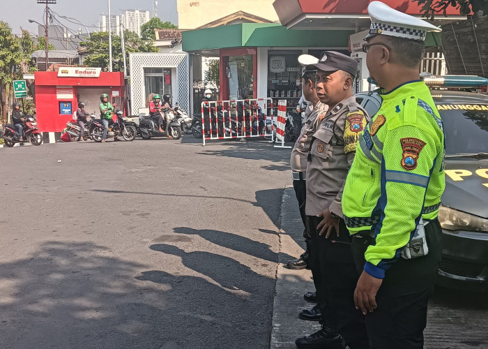 Antisipasi Dampak Kenaikan Pertamax, Polsek Sukomanunggal Gencarkan Patroli dan Cek SPBU