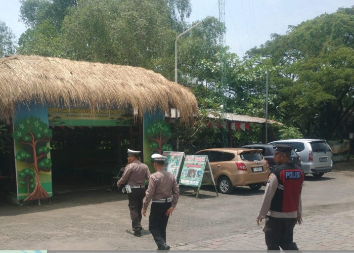 Pastikan Liburan Warga Aman, Polsek Rungkut Gelar Patroli Presisi di Ekowisata Mangrove Wonorejo