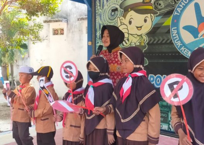 Sambangi Mapolres Bangkalan, Satlantas Edukasi Pelajar MI Syafinda Disipiln dan Tertib Lalu-Lintas
