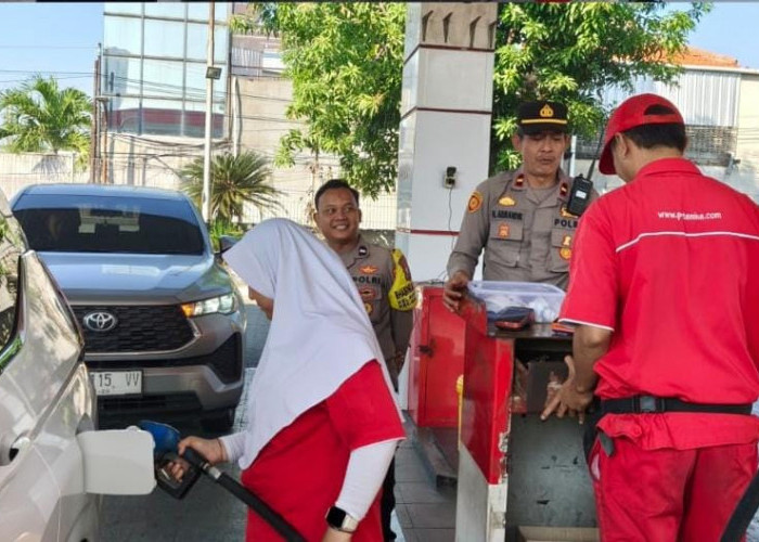 Jaga Kondusifitas Objek Vital, Polsek Gayungan Gelar Patroli Dialogis dan Sosialisasi Call Center 110 di SPBU 