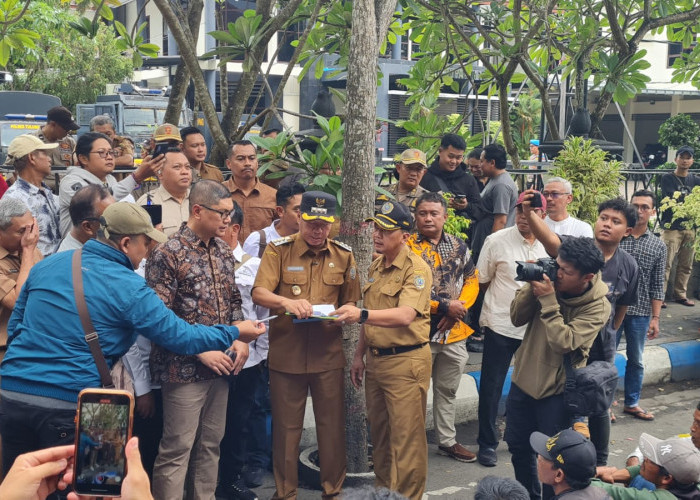 Temui Pendemo, Bupati Tulungagung Janji Kawal Tuntutan Perbaikan Jalan Selingkar Waduk Wonorejo 