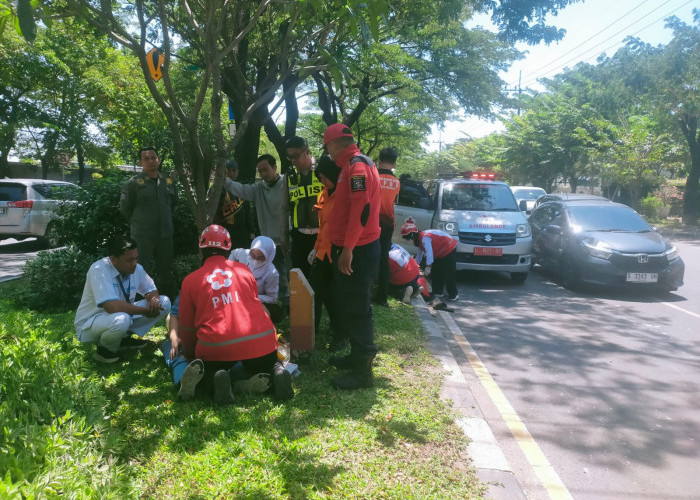 Kurang Waspada Saat Pindah Lajur, Dua Honda Beat Terlibat Kecelakaan di MERR Kalijudan