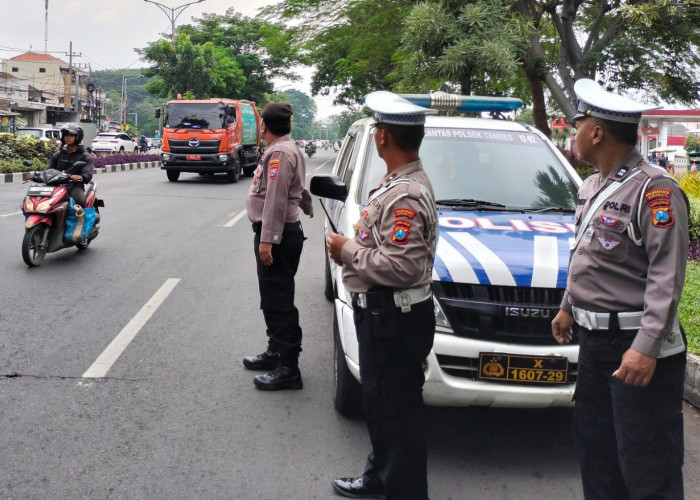 Polsek Tandes Sigap Atasi Kemacetan di Jalan Karangpoh, Arus Lalin Lancar Terkendali