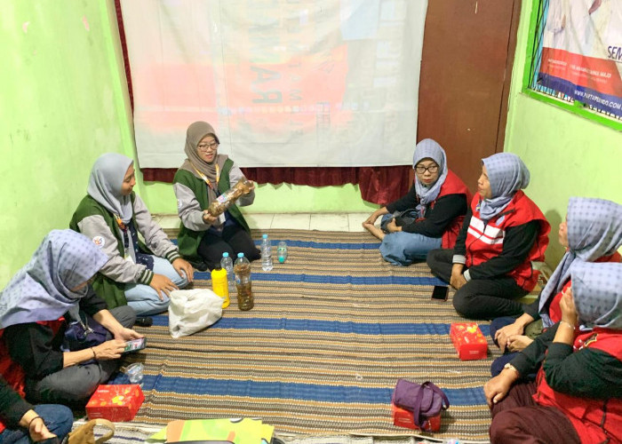 Mahasiswa KKNT UPN Veteran Jawa Timur Berikan Sosialisasi Olah Sampah Daun Kering Jadi Pupuk Organik Cair 