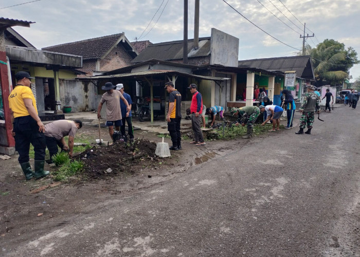 Forkopimka Krembung Ajak Warga Kerja Bakti Antisipasi Dampak Cuaca Ekstrem