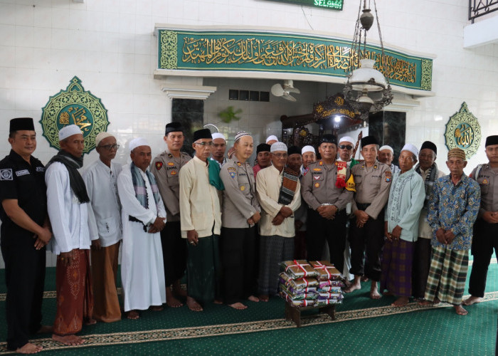 Safari Jumat di Masjid, Satlantas Polres Lumajang Imbau Tertib Berlalu Lintas kepada Jemaah