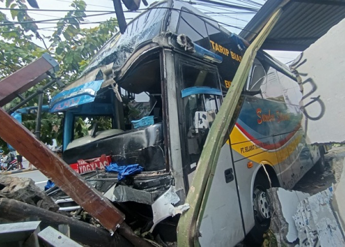 Sopir Truk Boks Tewas Terjepit Usai Hantam Bus Mogok di Jalan Madiun-Surabaya