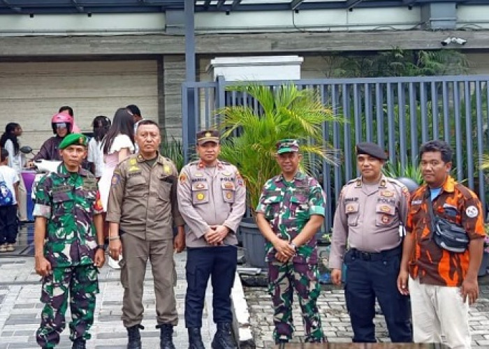  Polsek Gunung Anyar Bersama Tiga Pilar Jalin Kebersamaan, Amankan Natal di Gereja GPDI Haleluya