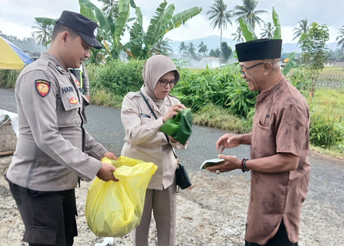 Kapolsek Kalibaru Berbagi Bunga kepada Warga Menjelang Ramadan