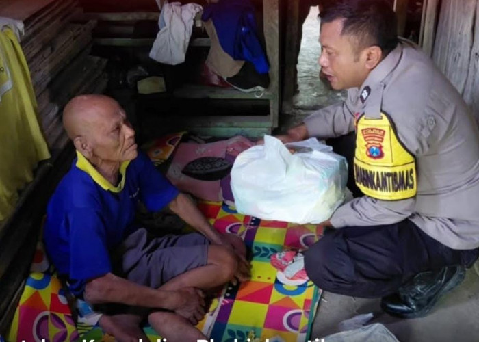 Bhabinkamtibmas Desa Bubulan Salurkan Bantuan Sembako kepada Warga Kurang Mampu