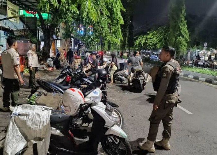 Jadi Biang Kerok Kemacetan, Satpol PP Gresik Tertibkan PKL di Trotoar Jalanan Kota