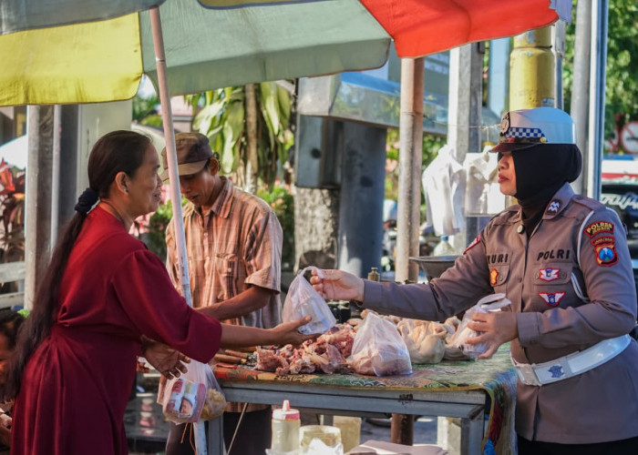Tebar Senyum di Jumat Berkah, Srikandi Satlantas Polres Jember Bagikan Nasi Bungkus untuk Warga